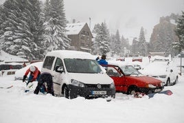 Coches atrapados por la intensa nevada caída en Baqueira (Lérida).