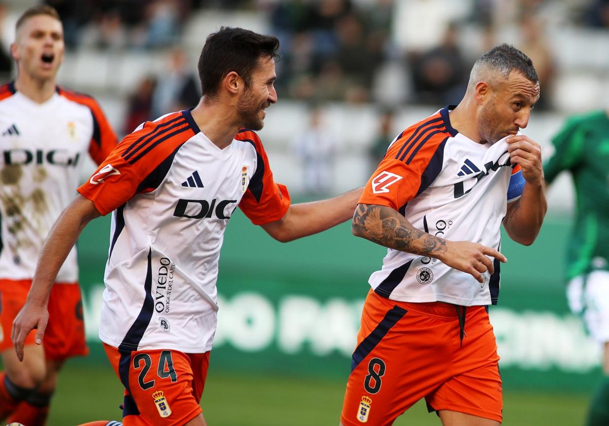 Cazorla besa el escudo tras marcar en A Malata, mientras es felicitado por Lucas, que fue otro de los goleadores de la tarde para los ovetenses.