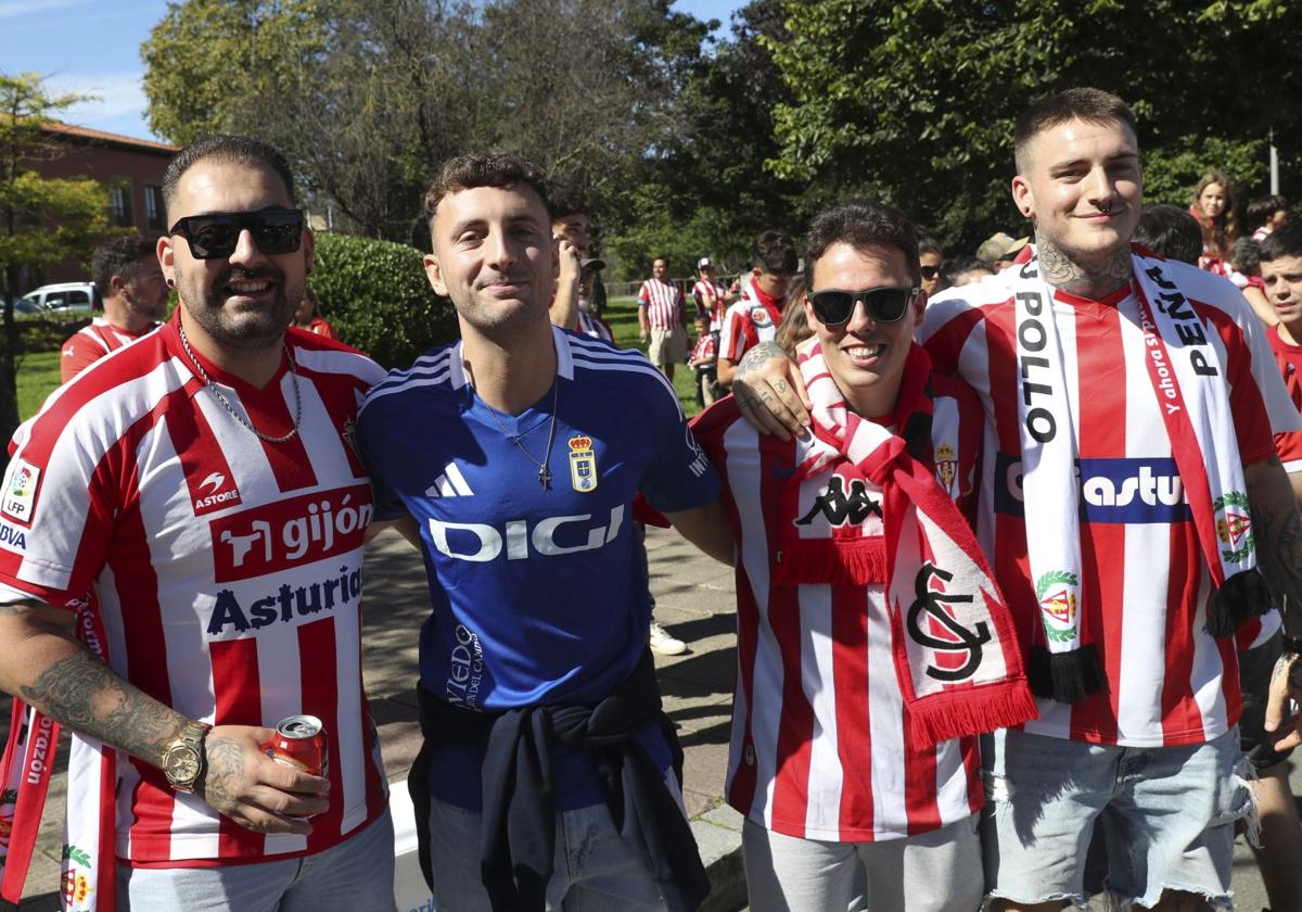 Aficionados de los dos equipos antes del último derbi disputado en Gijón.