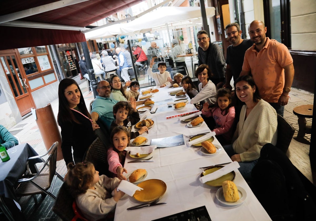 Una familia celebra una comida prenavideña en un restaurante de la zona del Carmen.