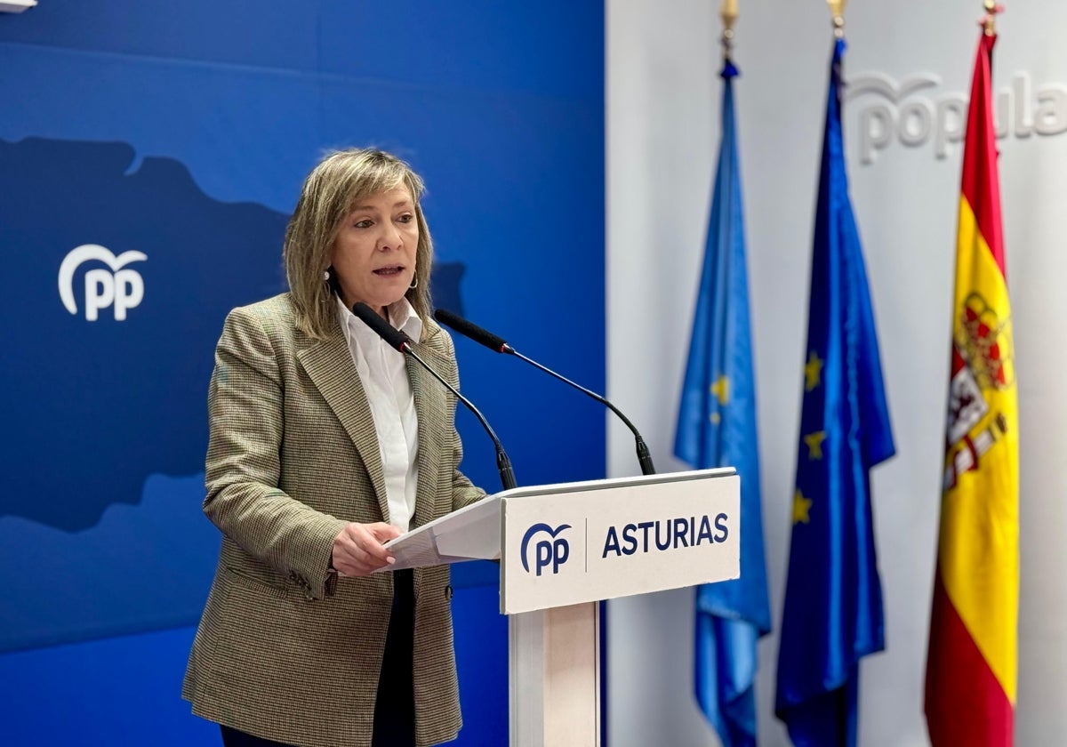 Esther Llamazares, durante la rueda de prensa que dio en la sede del PP asturiano