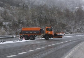 Una máquina quitanieves en la autopista del Huerna.