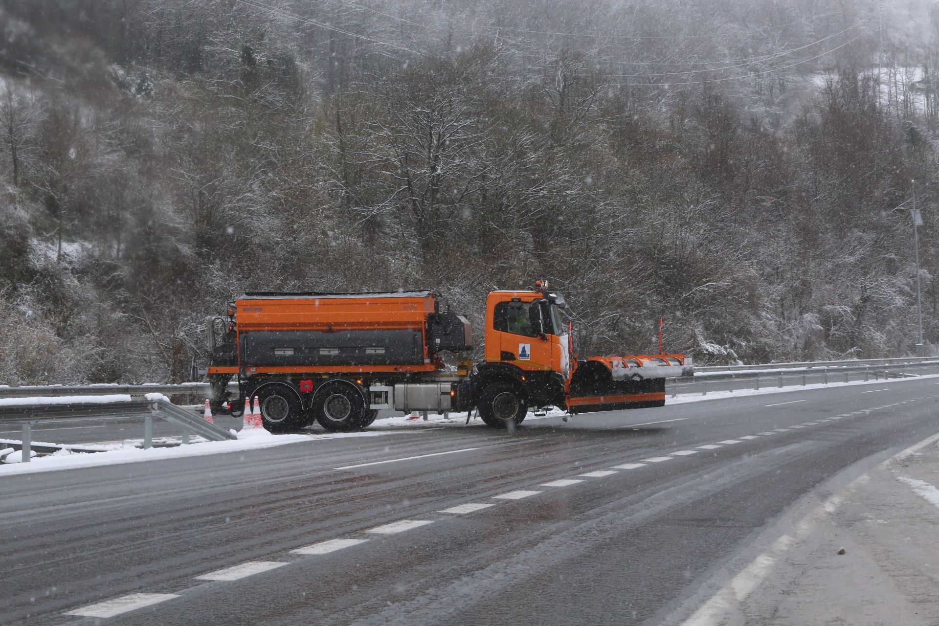 Nieve, lluvia y mucho frío en lo peor del temporal en Asturias