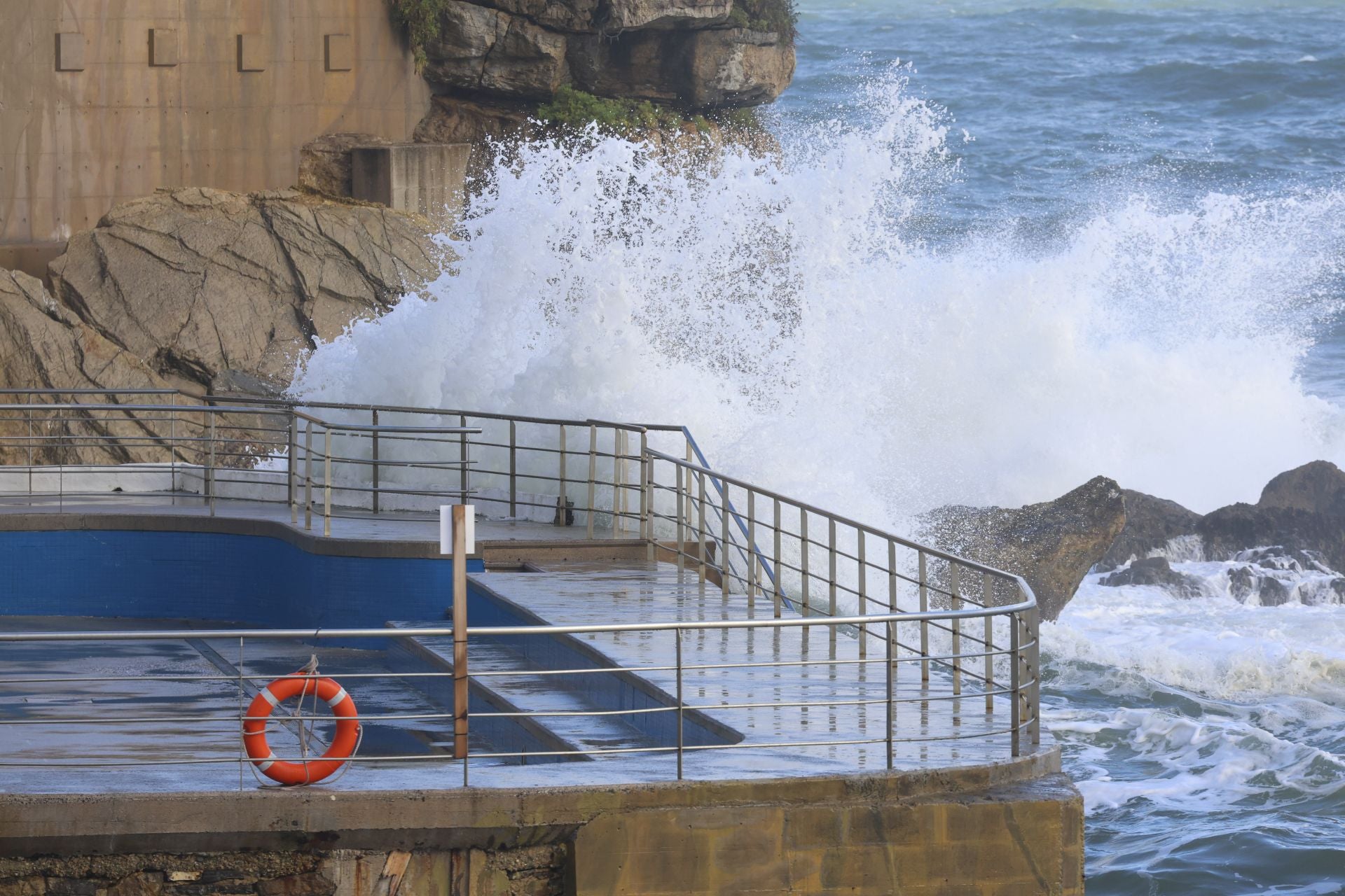 Nieve, lluvia y mucho frío en lo peor del temporal en Asturias