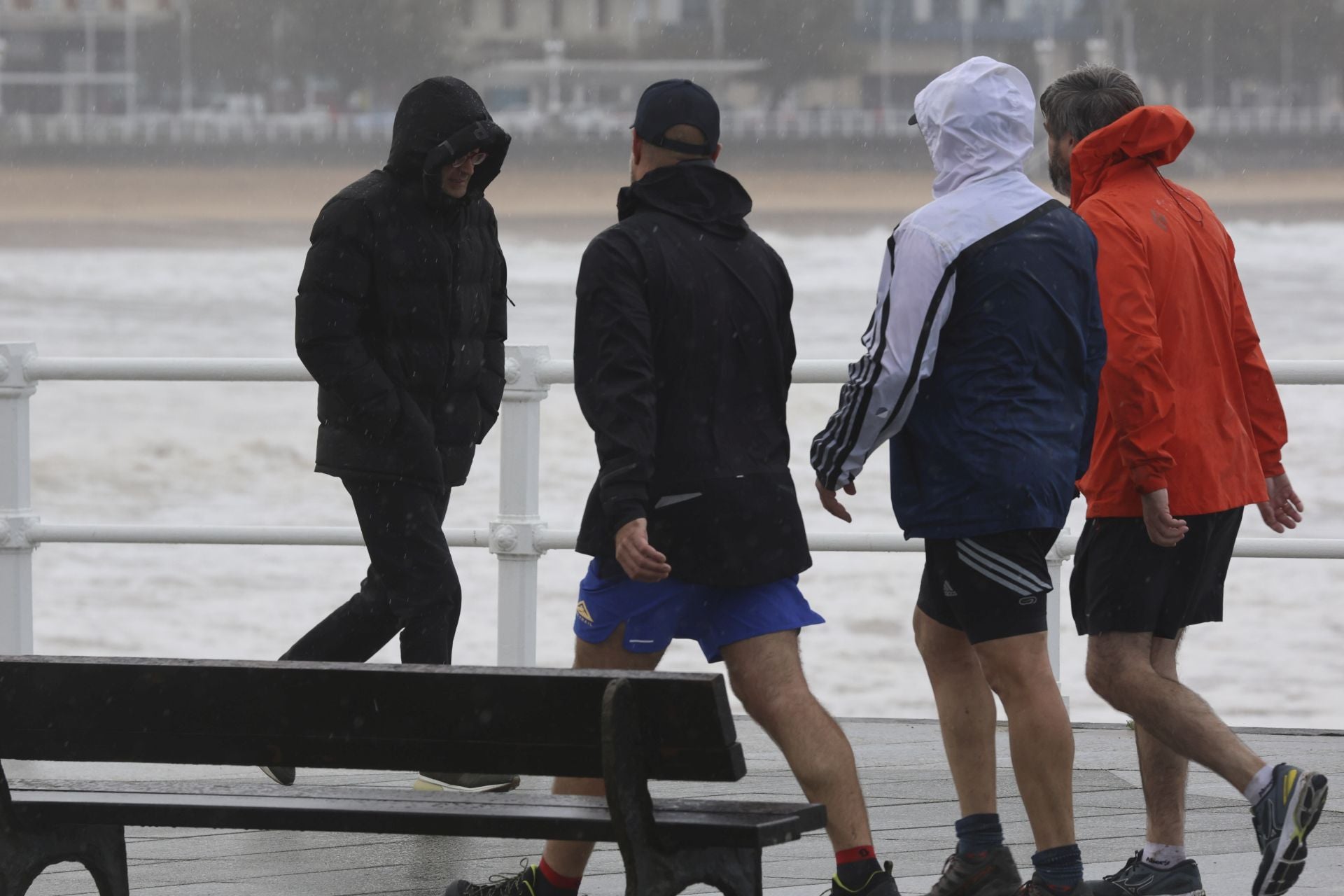 Nieve, lluvia y mucho frío en lo peor del temporal en Asturias