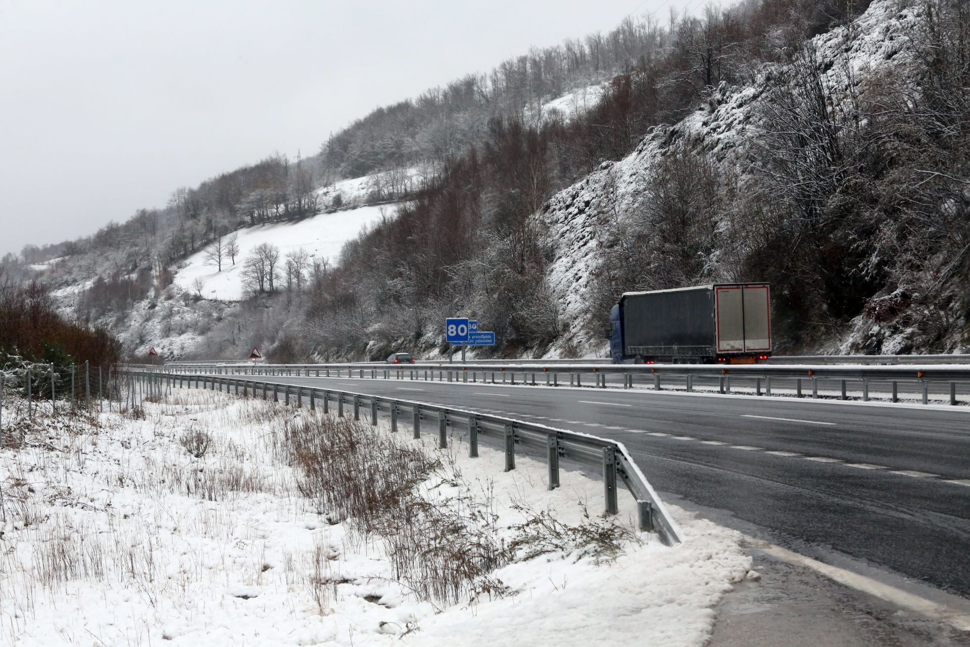 Nieve, lluvia y mucho frío en lo peor del temporal en Asturias