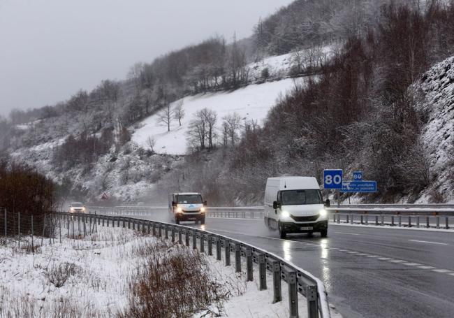 Nieve, lluvia y mucho frío en lo peor del temporal en Asturias.