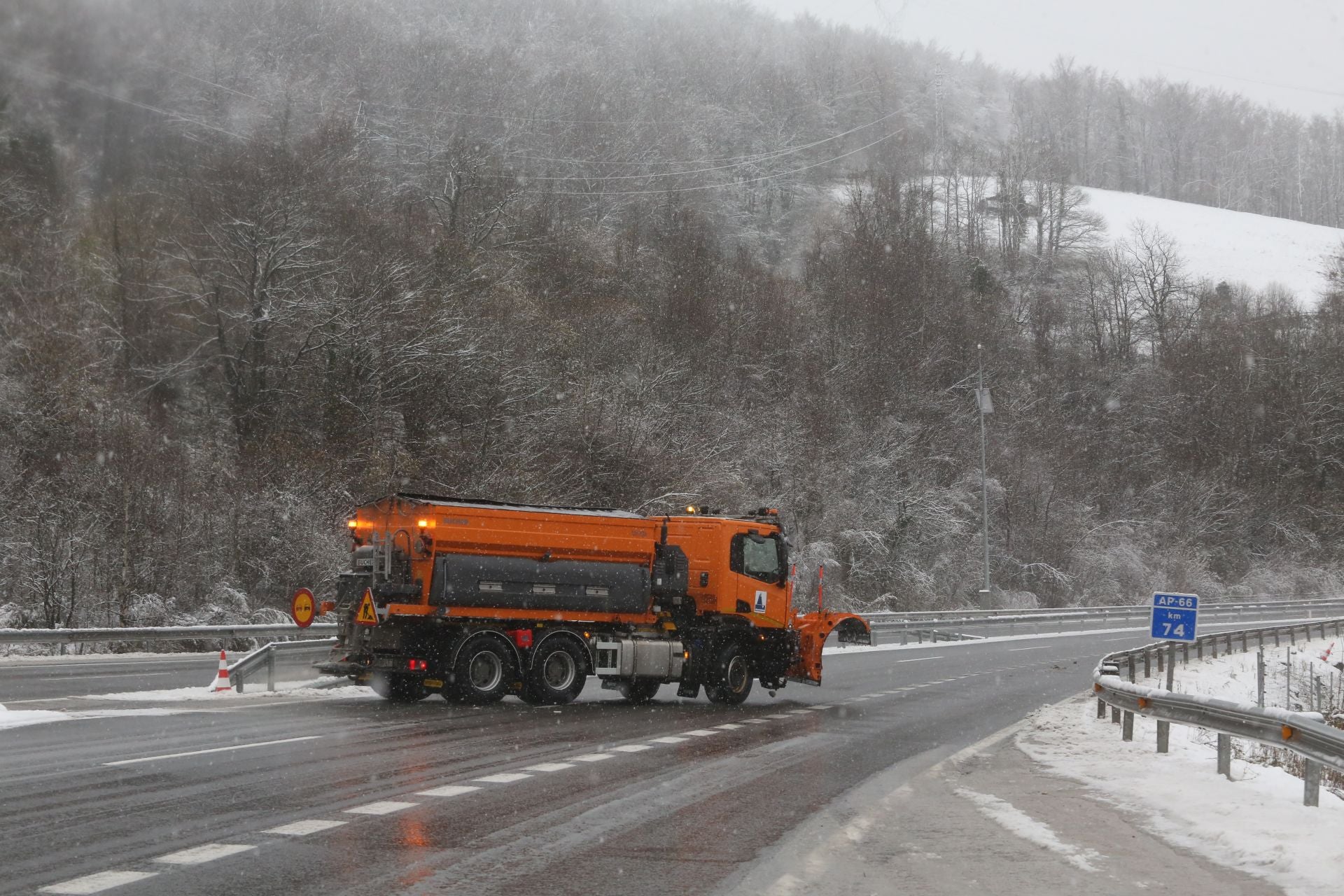 Nieve, lluvia y mucho frío en lo peor del temporal en Asturias