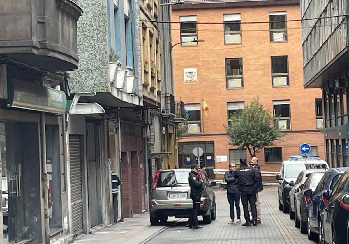 El juez y el fiscal, delante del portal, con agentes de la Policía Nacional.