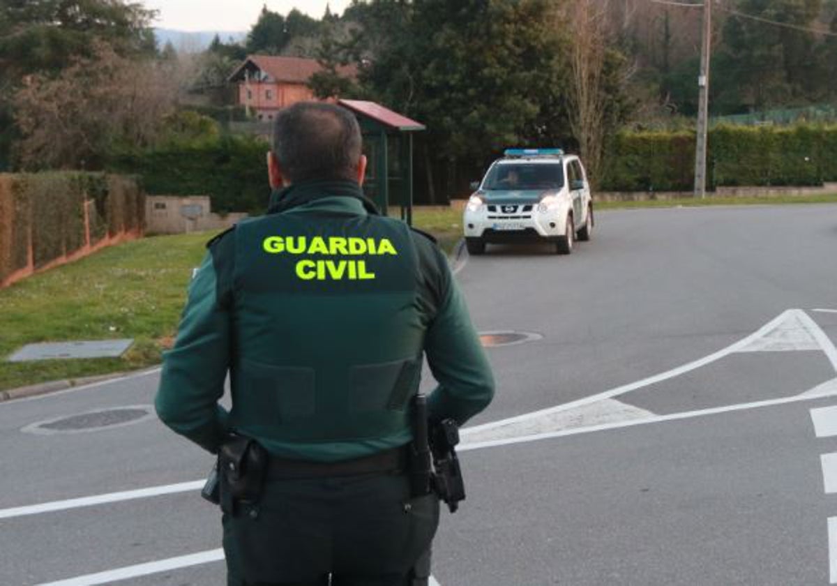 Un guardia civil, en la zona rural.