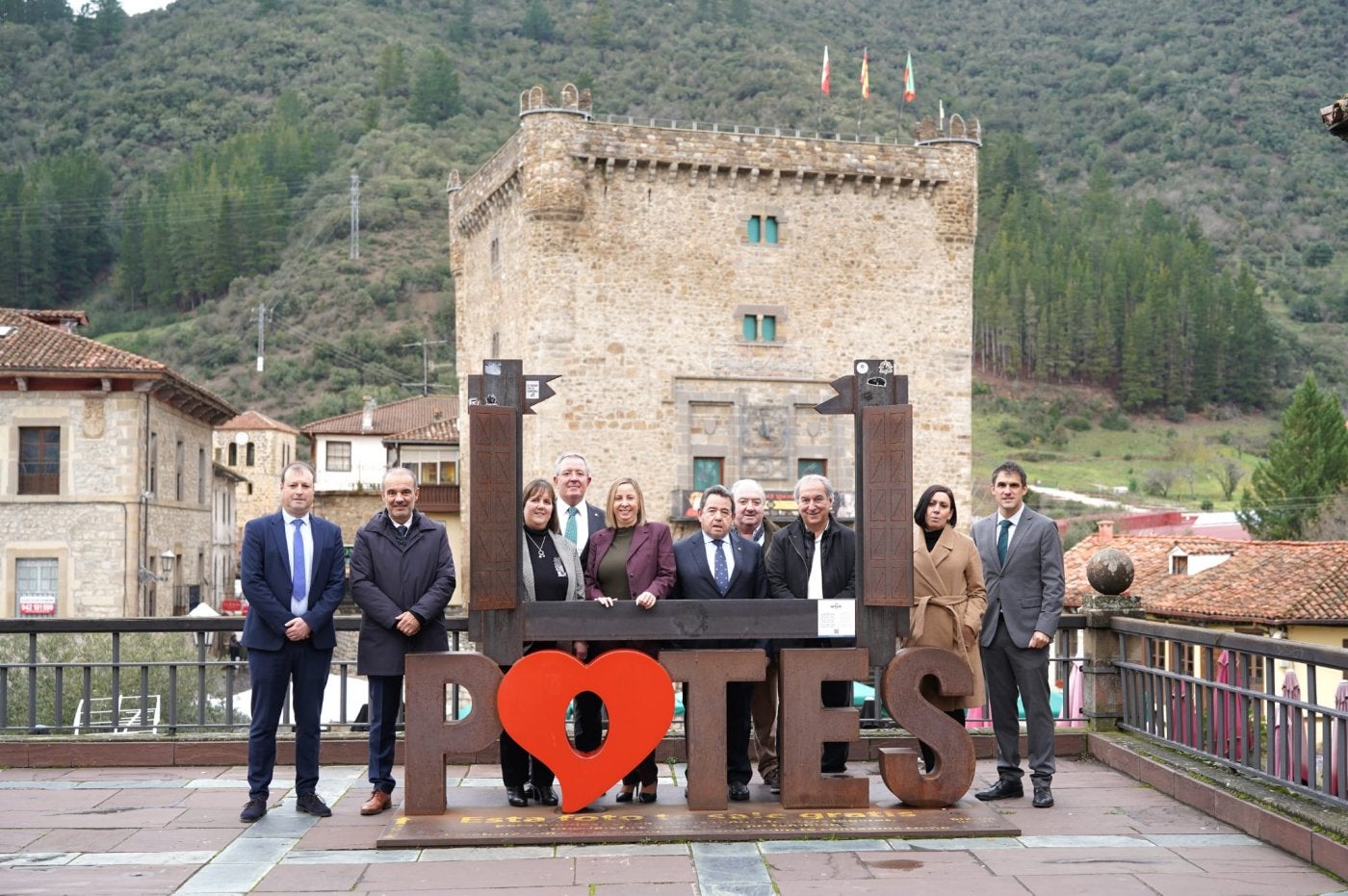 El alcalde de Potes, Javier Álvarez, presidente de Caja Rural de Asturias, Fernando Martínez, y su director general, Antonio Romero, junto a directivos de la entidad.