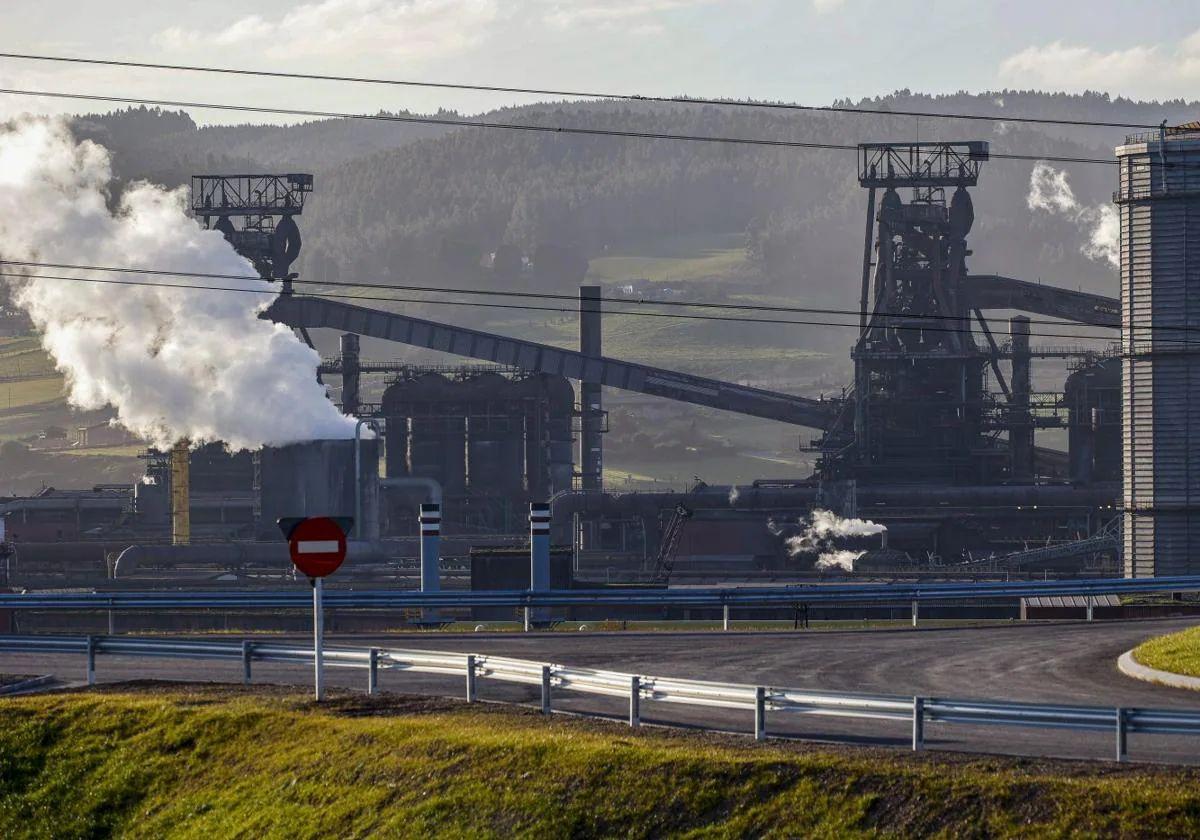 Los dos hornos altos de la factoría de Arcelor en Gijón.