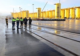 Silvia Alba; Mario González, Olga Sánchez, Santiago Rodríguez Vega y Ramón Muñoz-Calero en la zona del puerto de Avilés donde se encuentran las nuevas vías.