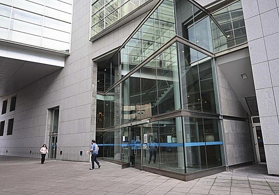 Dos años y medio de cárcel por robar la recaudación de un supermercado de Oviedo