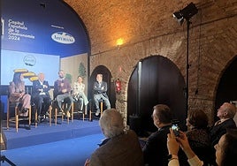 Paloma y José Juan de Blas, Francisco Bescós, Mercedes Blanco y José Gil-Nogués, durante el coloquio en el Auditorio de Oviedo sobre el libro 'Camilo de Blas, 100 años del Carbayón'.