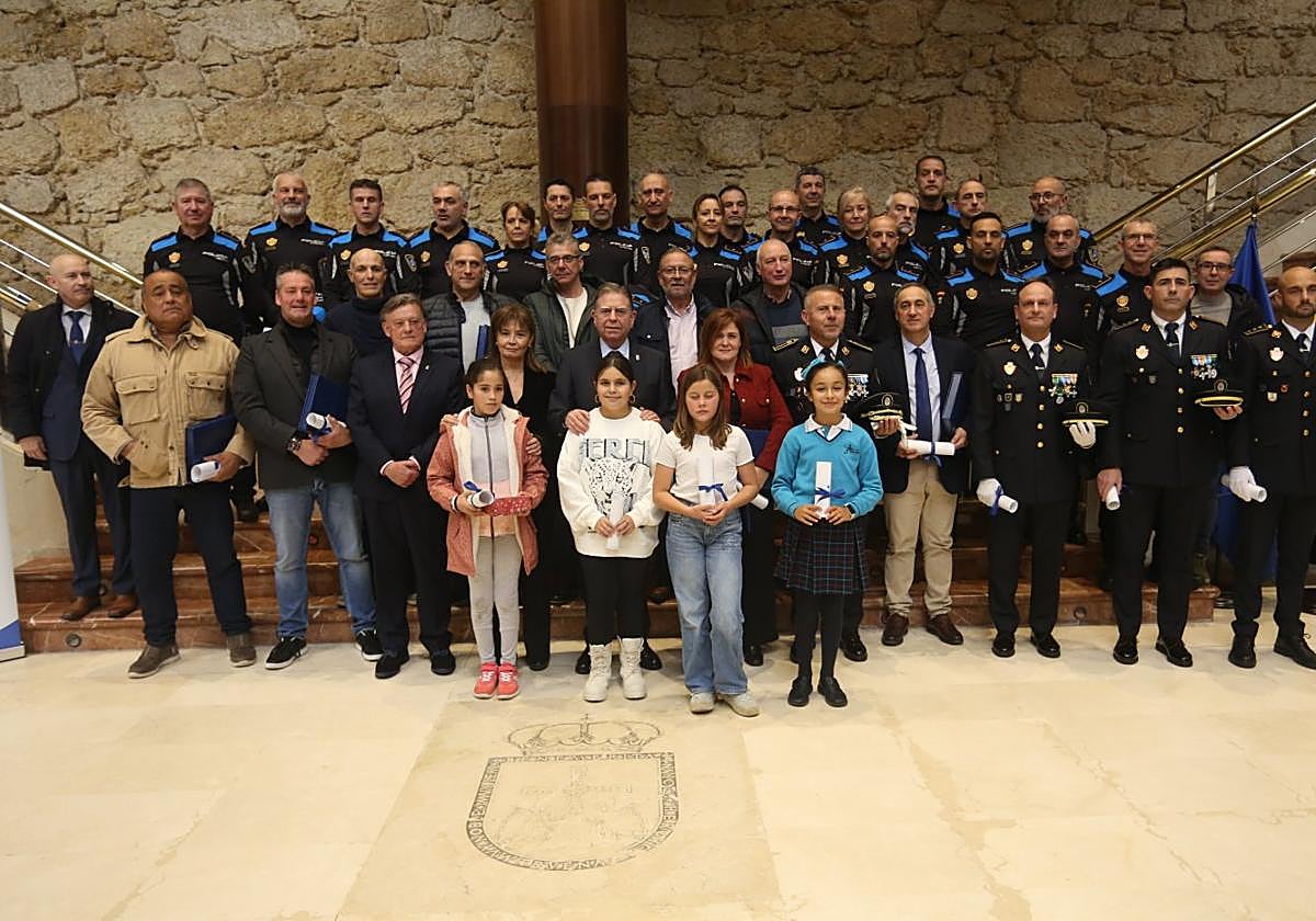 Foto de familia de los homenajeados y premiados de la Policía Local de Oviedo, ayer, en la sala de Cámara del Auditorio Príncipe Felipe.