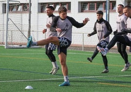 Davo Fernández, en el entrenamiento del Real Avilés ayer en La Toba.