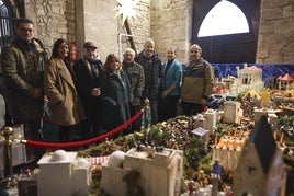 La concejala de Festejos de Avilés, en el centro, y el rector de San Antonio de Padua, titular del belén, a la derecha.