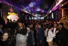 Los invitados, de gala, en el interior de la bodega, donde disfrutaron de un divertido ambiente discotequero.