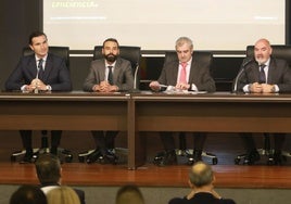 Jorge González Palacios, concejal de Relaciones Institucionales; Jesús Feliz, gerente de Sectores Estratégicos de INCIBE; Gerardo Blanco, jefe de servicio de Seguridad, Datos e Inteligencia Artificial del Principado, y Miguel García-Méndez, CEO de Castroalonso, en la inauguración de la jornada sobre ciberseguridad.