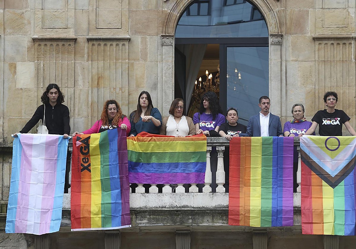 Ediles de la izquierda y representantes del Xega en el balcón consistorial el pasado mes de junio con las banderas del colectivo.