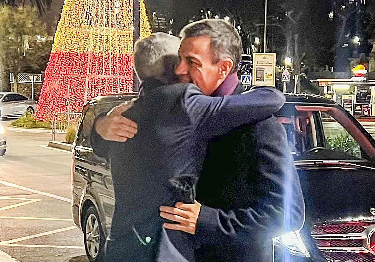 Pedro Sánchez y Pablo Zuloaga se funden en un abrazo a la llegada del presidente al restaurante.