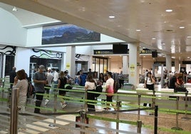 Pasajeros en el aeropuerto de Asturias.