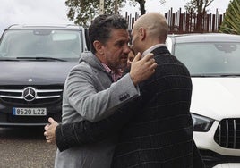 Alejandro Irarragorri saluda a David Guerra.