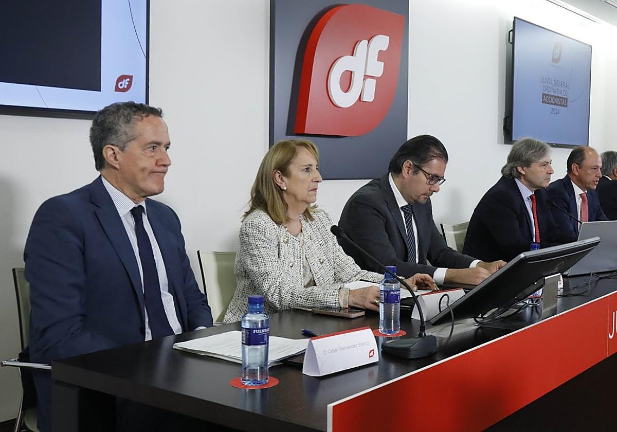 El presidente de Duro Felguera, Eduardo Espinosa; el ex CEO de la compañía, Jaime Argüelles; y el vicepresidente de la firma, Jaime Isita, en la junta de accionistas celebrada en junio.
