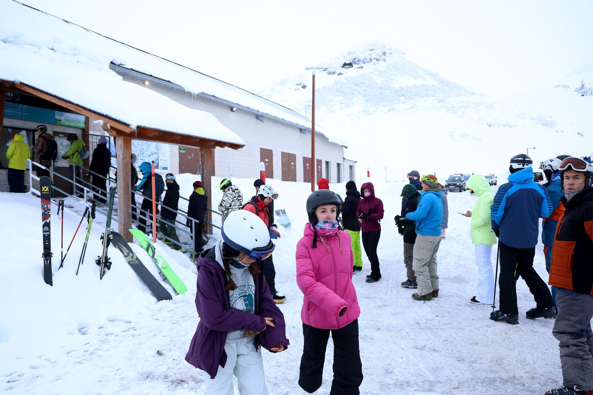 Las mejores fotos de la primera jornada de esquí en Asturias