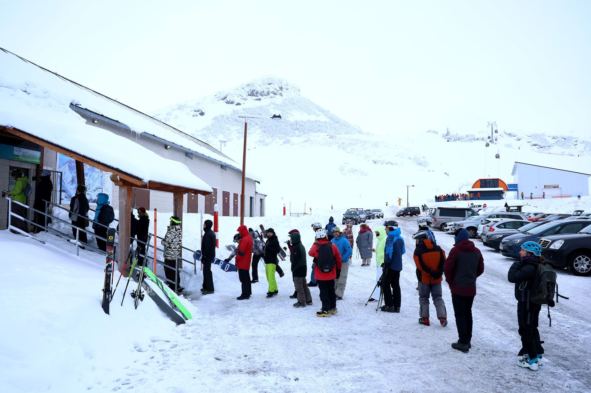Las mejores fotos de la primera jornada de esquí en Asturias