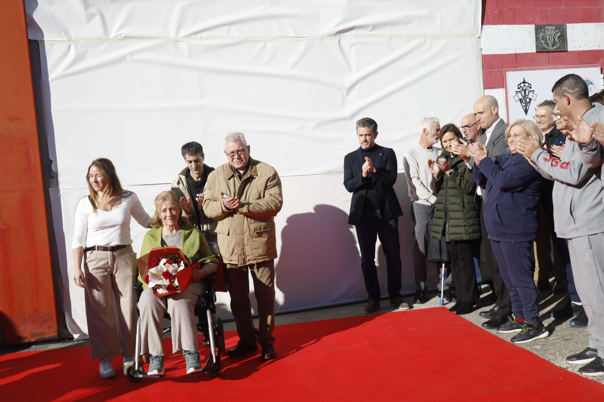 La puerta 11 de El Molinón ya lleva el nombre de Enzo Ferrero