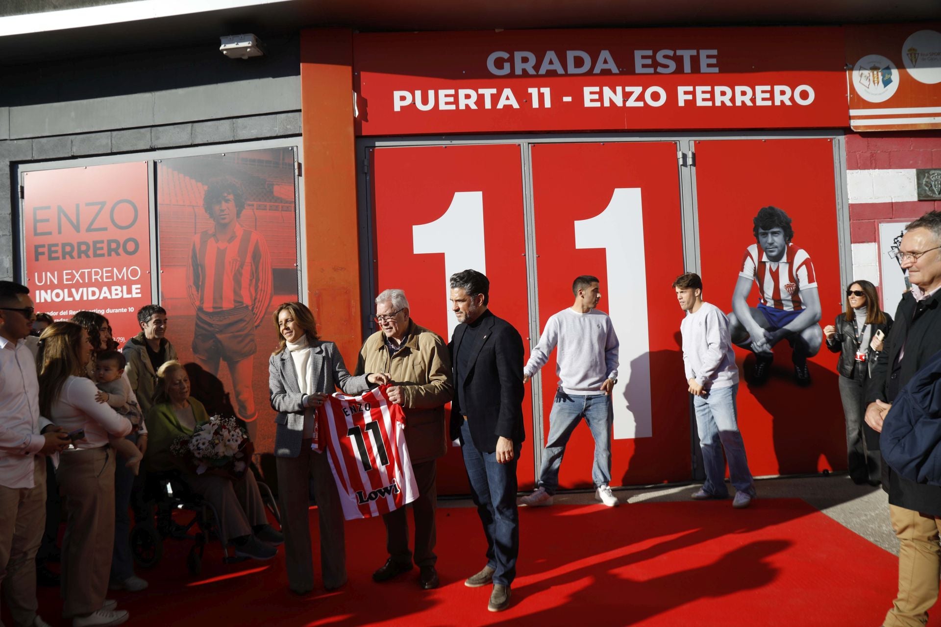La puerta 11 de El Molinón ya lleva el nombre de Enzo Ferrero