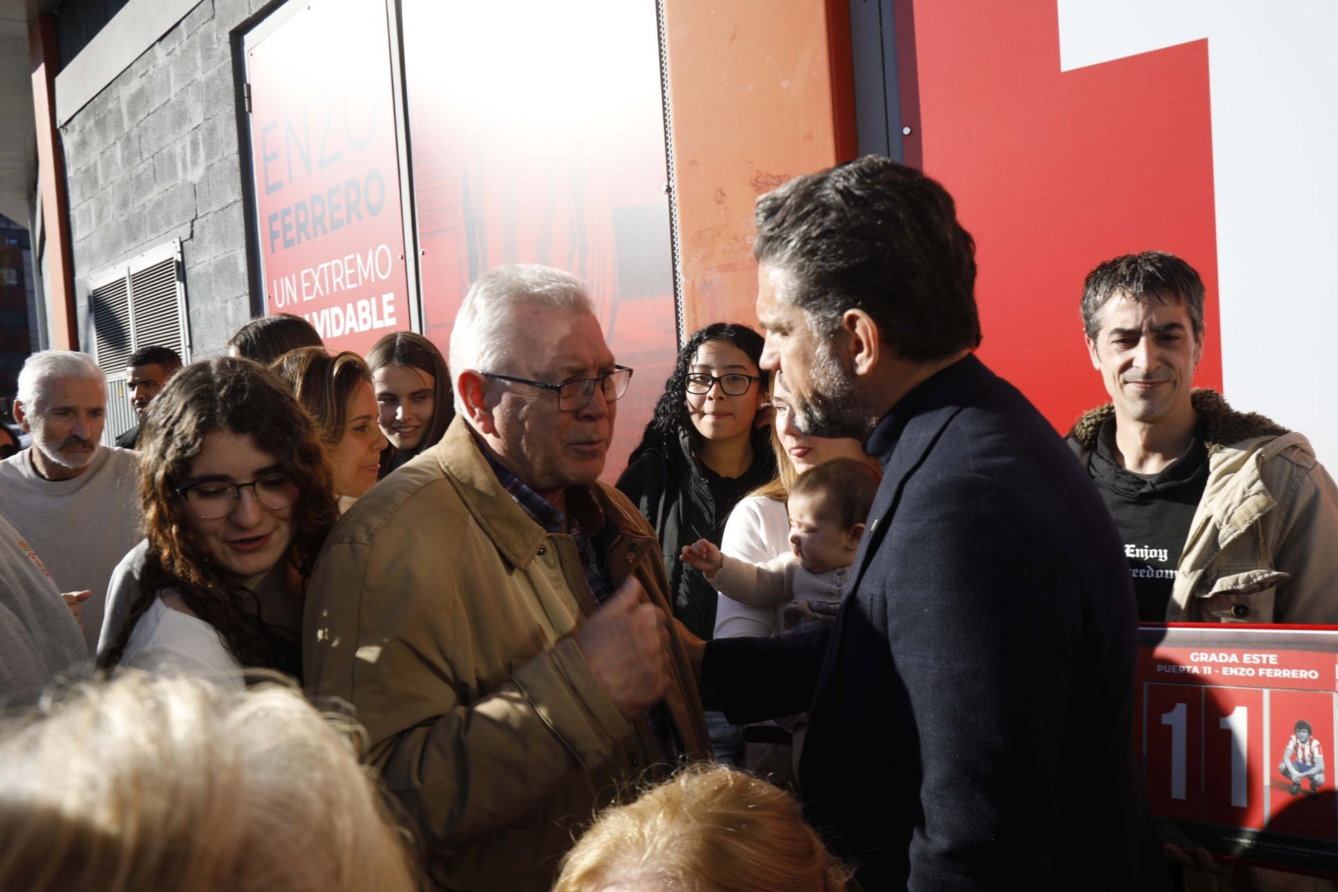 La puerta 11 de El Molinón ya lleva el nombre de Enzo Ferrero