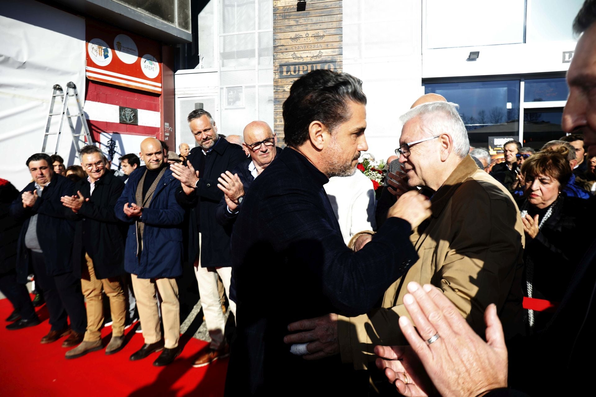 La puerta 11 de El Molinón ya lleva el nombre de Enzo Ferrero