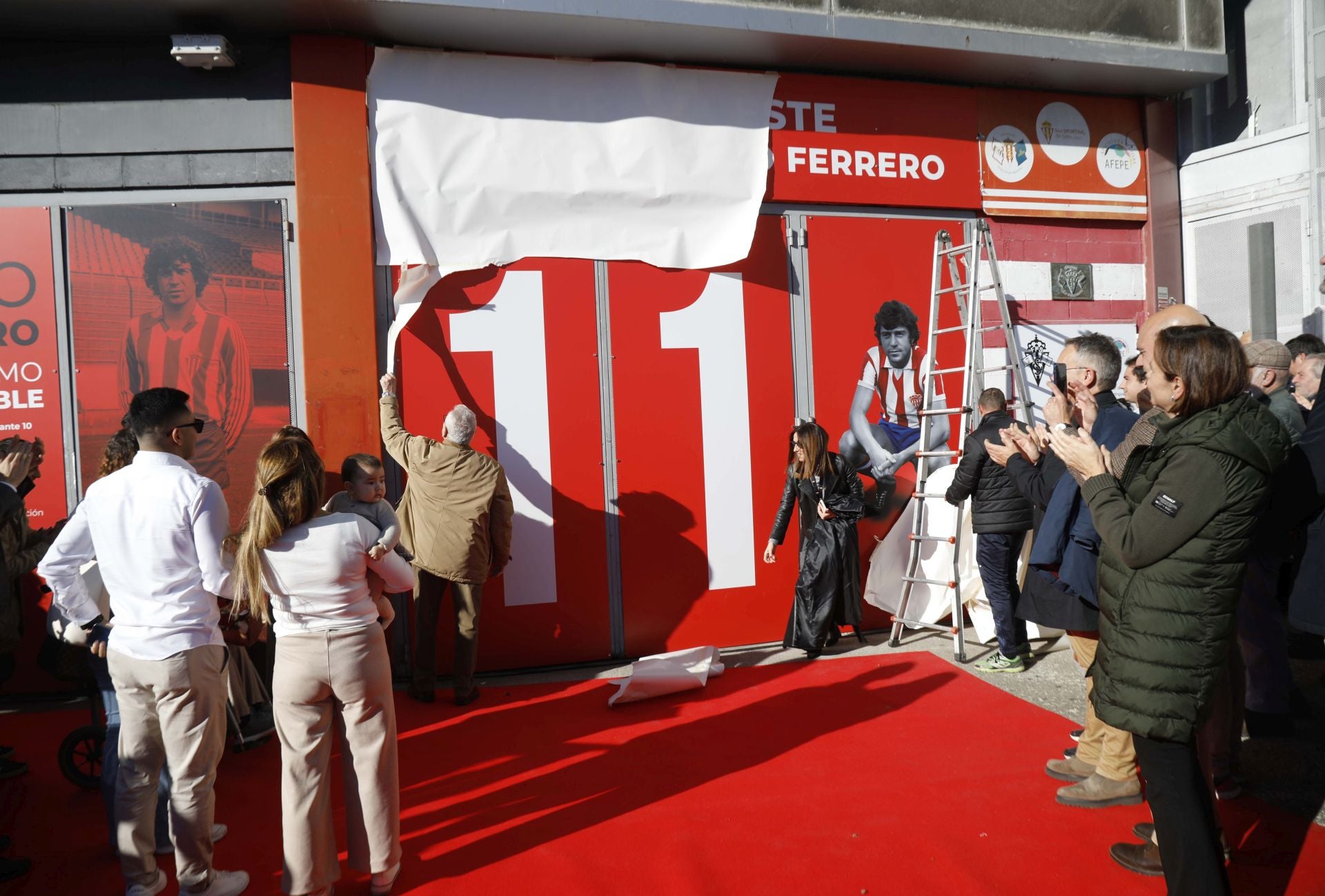 La puerta 11 de El Molinón ya lleva el nombre de Enzo Ferrero