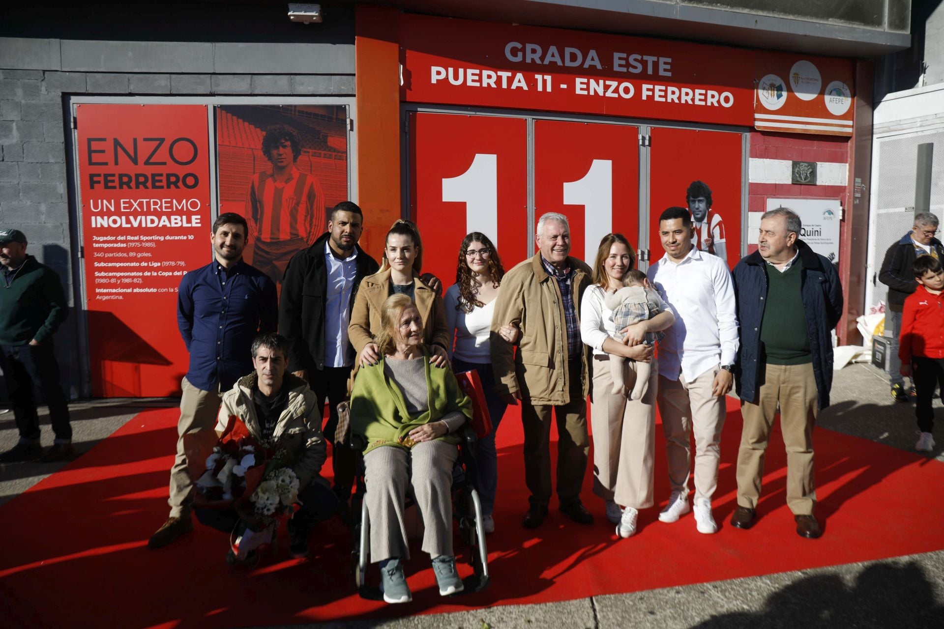 La puerta 11 de El Molinón ya lleva el nombre de Enzo Ferrero