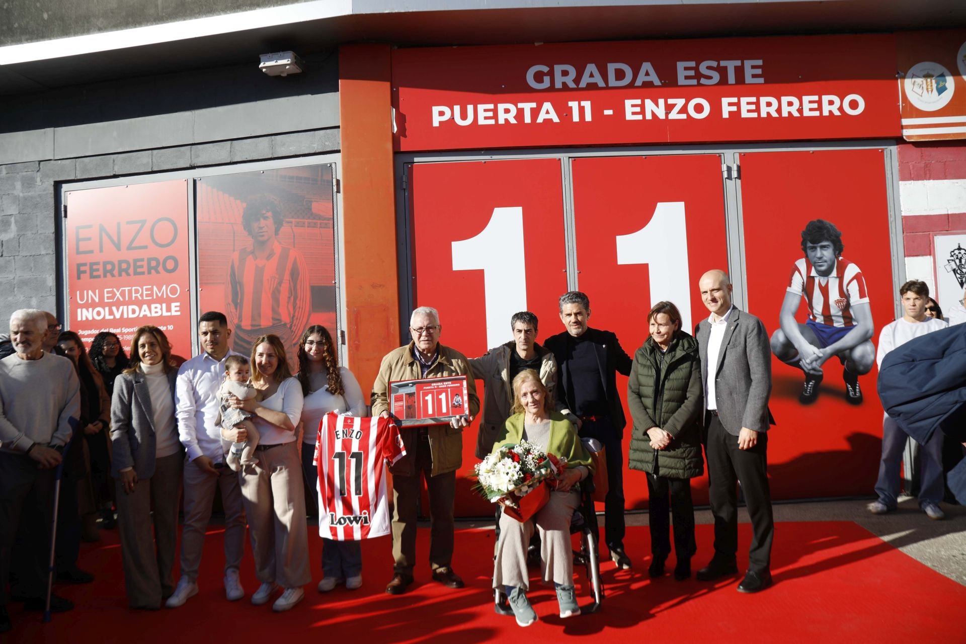 La puerta 11 de El Molinón ya lleva el nombre de Enzo Ferrero