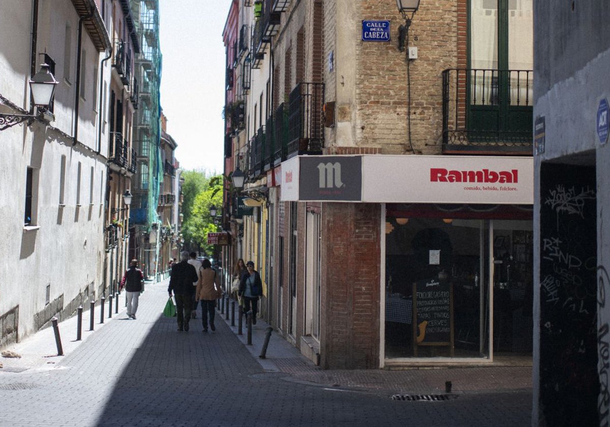 Imagen principal - Arriba, el establecimiento situado en la calle de la Cabeza. Abajo, una fotografía de Rambal y una portada de EL COMERCIO del año 1996 que forman parte de la decoración del local. 