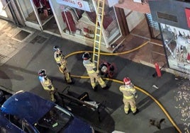 Los bomberos intervienen en la calle Uría