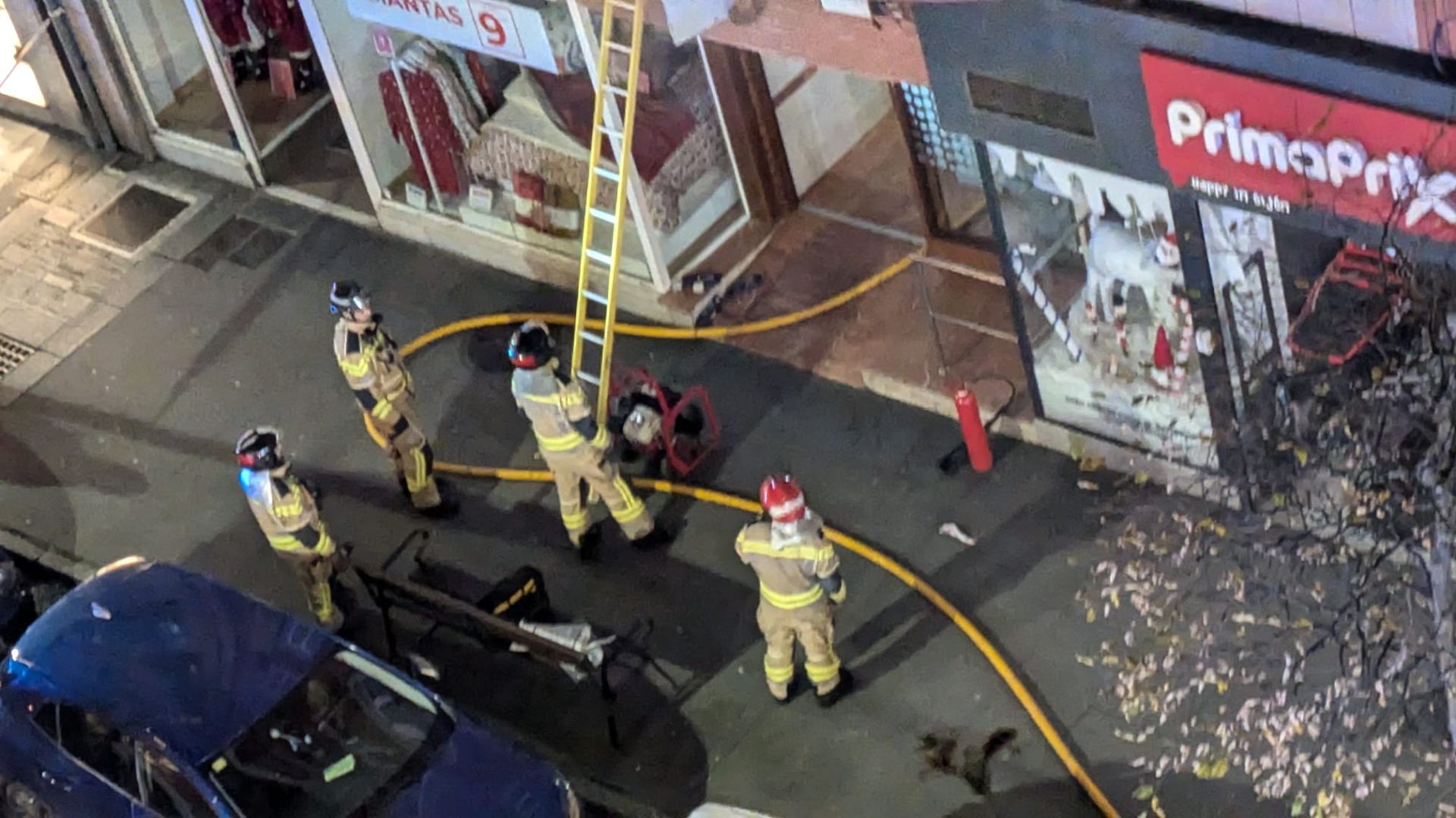Los bomberos intervienen en la calle Uría