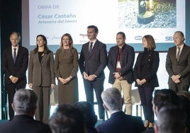 Eva Pando, tercera por la izquierda, junto a organizadores y patronacinadores del premio.