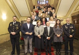 Los 36 comerciantes y hosteleros posaron junto a las autoridades en la escalera principal del ayuntamiento.