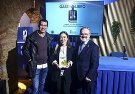 David Fernández-Prada, de Gustatio; Carmen Ordiz, gastrónom; y Alfredo García Quintana, concejal de Hostelería y Turismo, en la presentación.