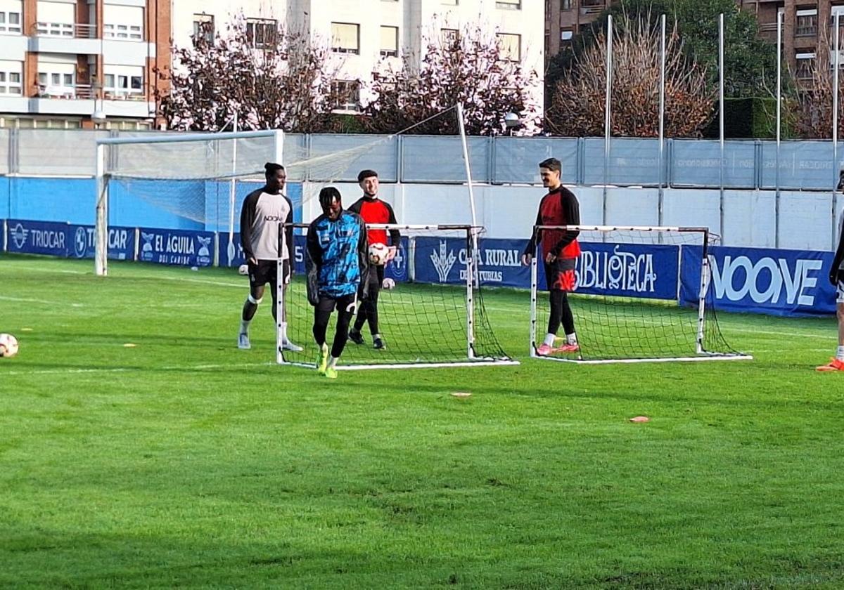 Sesión de entrenamiento celebrada ayer en el estadio Suárez Puerta.