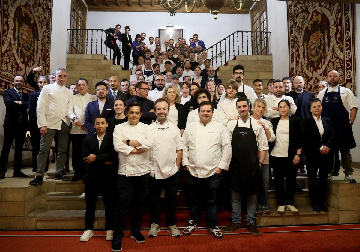 En el centro, los chefs Isaac Loya, Nacho Manzano y Marcos Morán, junto al resto de participantes: más de treinta cocineros y pasteleros.