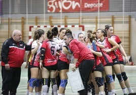 Plantilla y técnicos del Balonmano Gijón, durante un tiempo muerto en La Tejerona.