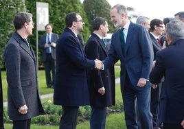 El Rey Felipe VI saluda al presidente del Principado a su llegada al Palacio de la Magdalena, en Santander.