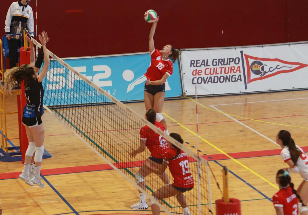 Una acción ofensiva del Grupo de Superliga 2 femenina, durante un encuentro ene l Braulio García