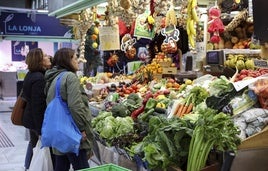 Clientes en un mercado de Oviedo.